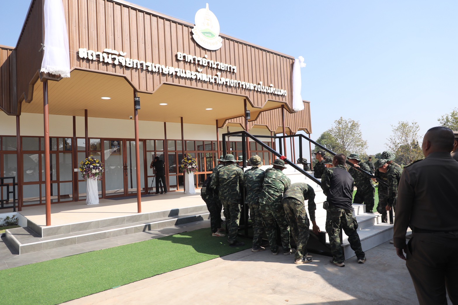 title - ส.ป.ก. เข้าร่วมพิธีเปิดสำนักงานฯ พร้อมมอบเอกสารสิทธิ์ การใช้ประโยชน์ที่ดิน (ส.ป.ก.) และประชุมการติดตามการดำเนินงานตามแผนปฏิบัติการพัฒนาพื้นที่สถานีวิจัยการเกษตรและพัฒนาโครงการหลวงโนนดินแดง ณ จังหวัดบุรีรัมย์